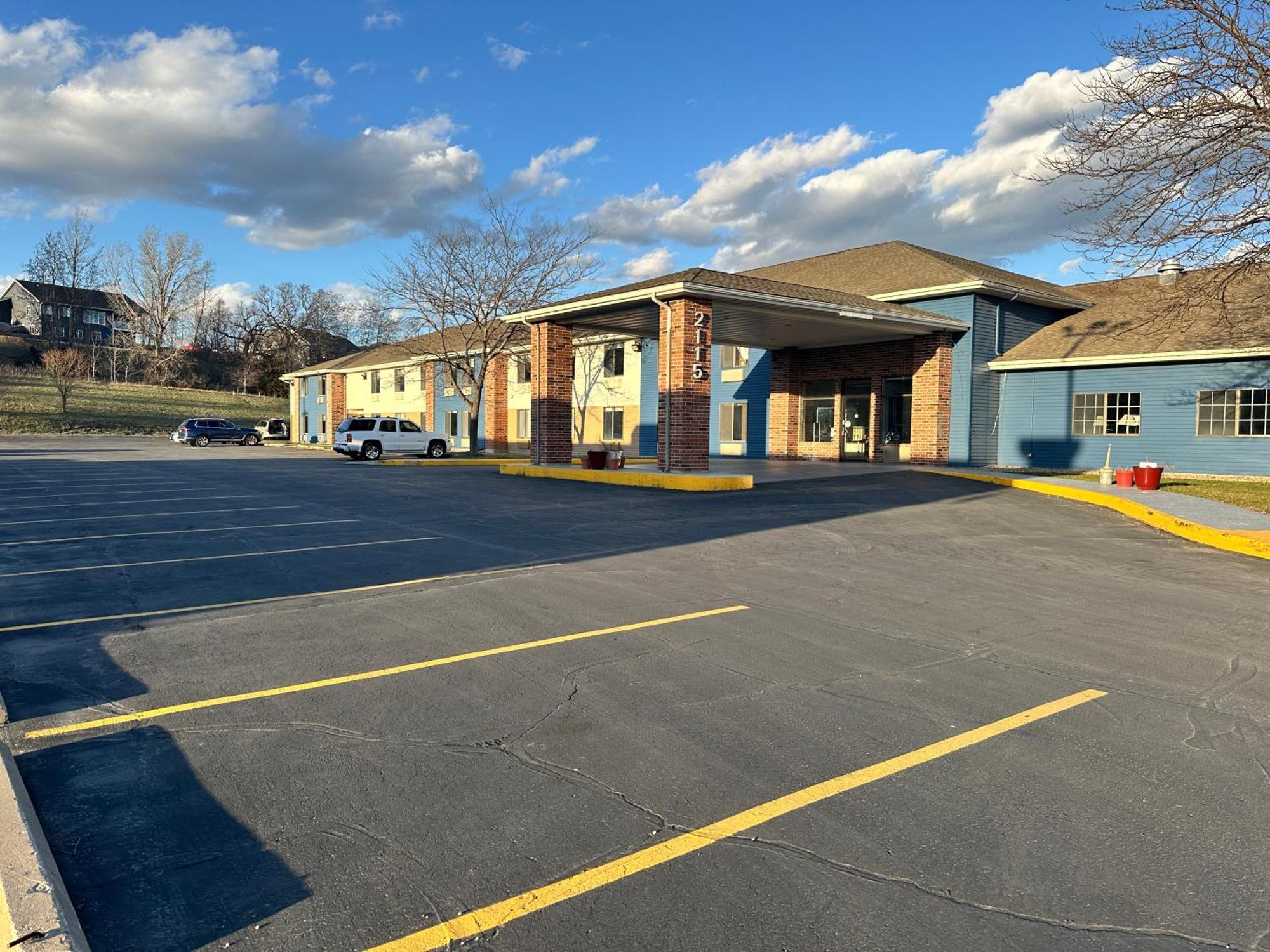 クオリティ イン リーズバーグ Reedsburg エクステリア 写真